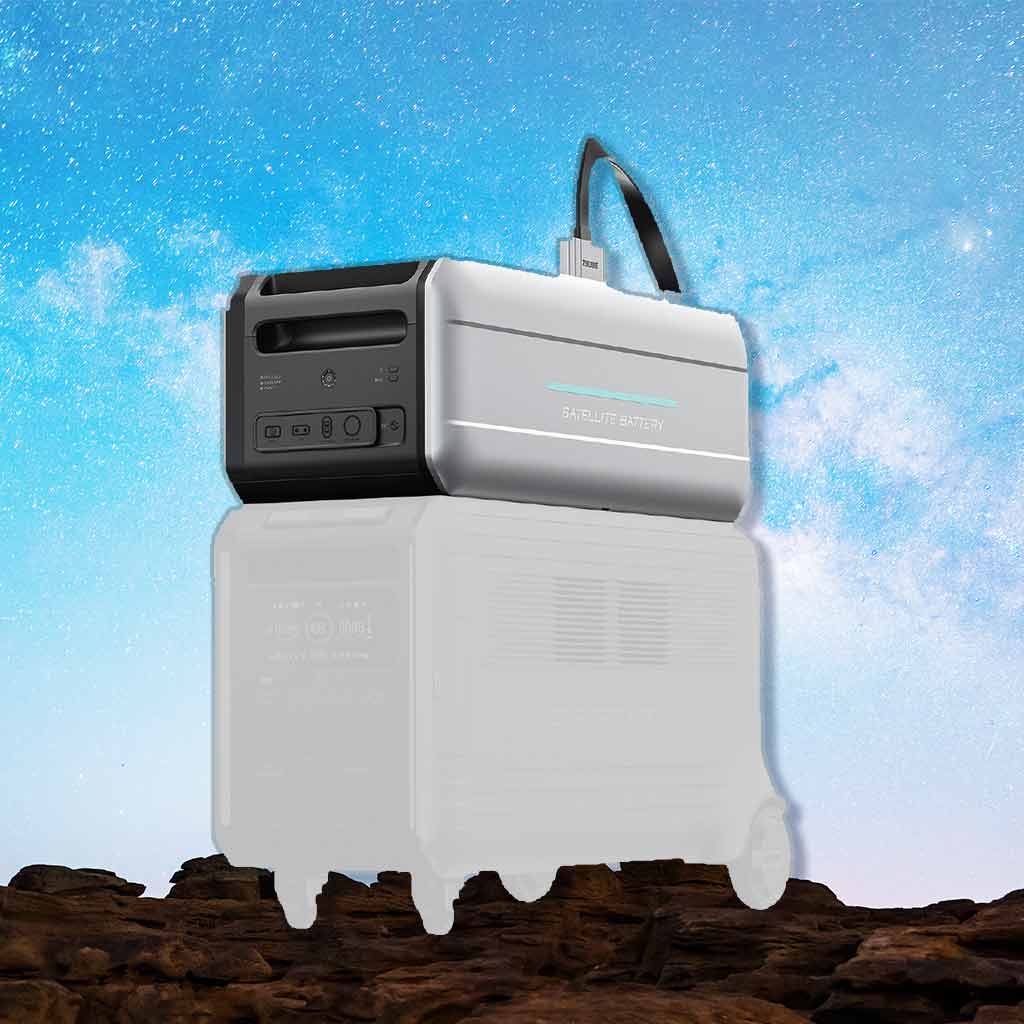 Batería satélite PowerBase Pro de 4600W apilada sobre un generador portátil Zendure, ambos en un terreno rocoso con cielo estrellado de fondo.