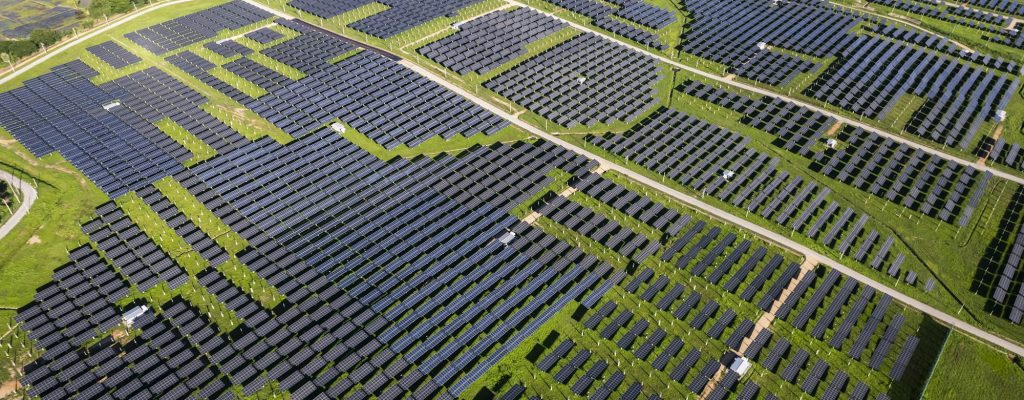 Vista aérea de un extenso parque solar en un campo abierto